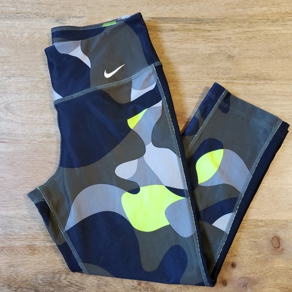 Nike Pants - Nike Camo Cropped Workout Leggings Size XS Green